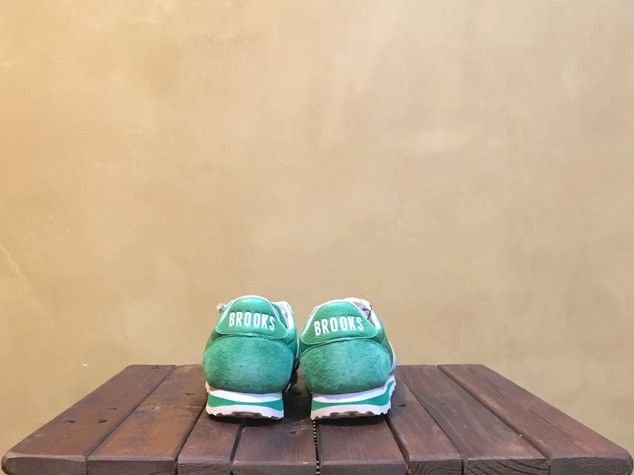 110166 1D 311 Brooks Vanguard Heritage Kelly Green/White